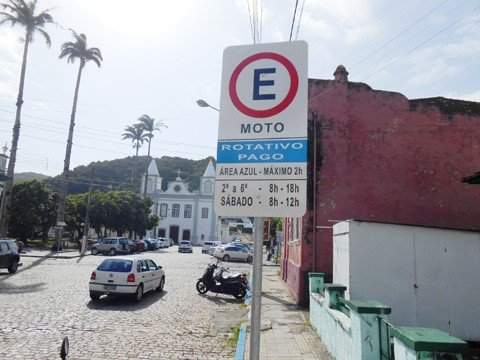 cobranca-inicia-nesta-segunda-feira-1 Foram instaladas placas verticais a cada quadra do Centro histórico, solução encontrada para evitar a poluição visual da área. Foto: André Luiz/Secom/Divulgação/Notisul.