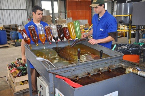 coleta-retira-mais-de-118-mil-litros-do-meio-ambiente-1 O óleo saturado é transformado em biodiesel e usado em veículos da Afubra - Foto:Luciana Jost Radtke/Afubra/Divulgação/Notisul