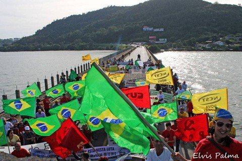 com-liminar-protesto-pode-nao-ocorrer-1 Em 2013, o grupo bloqueou a ponte de Cabeçuda em defesa dos direitos dos trabalhadores - Foto:Elvis Palma/Divulgação/Notisul