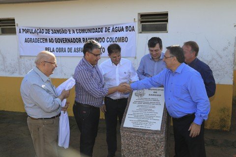 estrada-do-campo-bom-e-inaugurada-1 O governador Raimundo Colombo inaugurou a obra com o prefeito de Sangão, Castilho Silvano Vieira - Foto:Julio Cavalheiro/Governo SC/Divulgação/Notisul