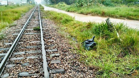 homem-morre-ao-ser-atingido-por-trem-1 No momento do acidente, a vítima estava deitada sobre os trilhos - Foto:Juan Todescatt/Divulgação/Notisul