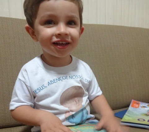 incentivar-a-leitura-e-mais-seguro-1 Mesmo sem saber ler, Pablo Tonon Constante adora brincar com os livros infantis - Foto:Divulgação/Notisul