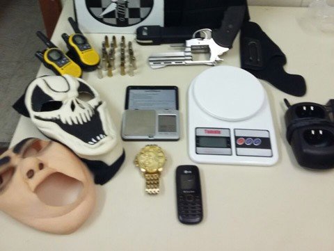 jovem-e-detido-com-arma-e-municoes-1 Além de um revólver, havia um colete balístico, um equipamento para emissão de choque, rádios comunicadores e várias munições - Foto:Polícia Civil de Tubarão/Notisul