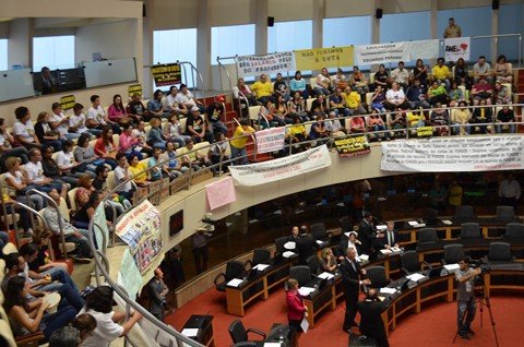 medida-provisoria-e-rejeitada-1 Milhares de profissionais da área da educação estiveram na assembleia legislativa para pressionar os deputados a não votarem na MP 298 - Foto:Sinte/SC/Divulgação/Notisul