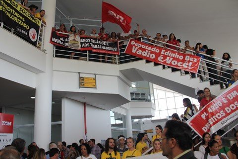 protestos-marcam-evento-1 Houve tumulto quando alguns políticos deixaram o avião que chegou de São Paulo e depois partiu novamente, com destino a Congonhas