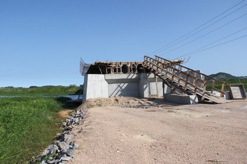 servicos-de-terraplanagem-estao-garantidos-1 No lado de Tubarão, o prefeito quer primeiro avaliar o projeto antes de falar sobre as obras do acesso