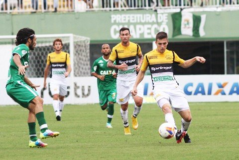 tigre-perde-fora-de-casa-1 O meia Vitor Michels seguia em direção à área do adversário na busca do gol, mas a equipe do sul não conseguiu sair com resultado positivo. Foto: Fernando Ribeiro/Criciúma E. C./Divulgação/Notisul.