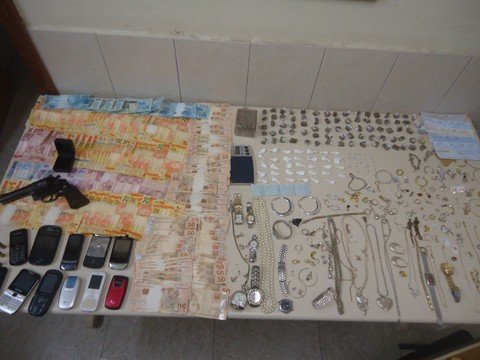 tres-pessoas-sao-detidas-1 Um adolescente de 16 anos, um homem de 51 e uma mulher de 49 estavam com as drogas, joias, armas e demais objetos - Foto:Polícia Militar de Tubarão/Divulgação/Notisul
