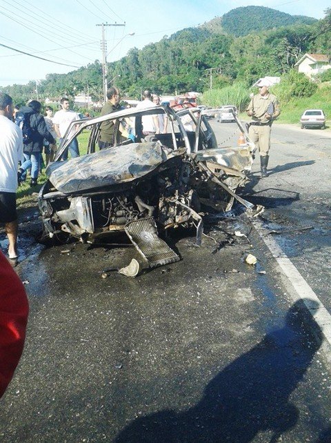 acidentes-resultam-em-5-mortes-1 Com o forte impacto da batida na rodovia estadual, o carro pegou fogo e o condutor morreu carbonizado. Fotos: Thiago Théo/Divulgação/Notisul.