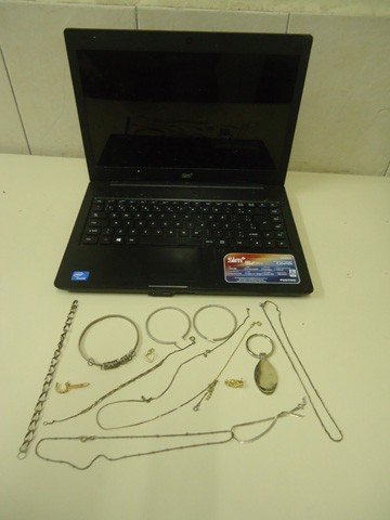 assaltante-passa-mal-apos-roubo-1 Além de agredir a proprietária do imóvel, o homem roubou um notebook e semijoias - Foto:Fotos:Polícia Militar de Tubarão/Divulgação/Notisul