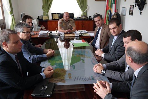 base-aerea-no-sul-do-estado-e-solicitada-1 O documento foi entregue em uma reunião realizada entre deputados e o coronel da Polícia Militar - Foto:Divulgação/Notisul