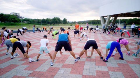 cerca-de-70-pessoas-participam-de-atividade-fisica-1 Cuidados com a alimentação e a prática de exercícios físicos têm sido uma constante para a população da região. - Foto: Jailson Vieira/Notisul.