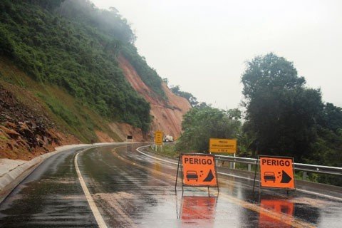 chuvas-sao-monitoradas-1 Mais um deslizamento de terra e rochas foi registrado na estrada entre Pedras Grandes e Orleans, na rodovia Serramar - Foto:Ketully Beltrame/Sul in Foco/Divulgação/Notisul