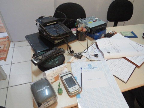 cinco-pessoas-sao-detidas-1 Dentro da residência, os policiais da DIC encontraram vários objetos roubados em fevereiro em uma casa na Praia do Sol - Foto:DIC de Laguna/Divulgação/Notisul