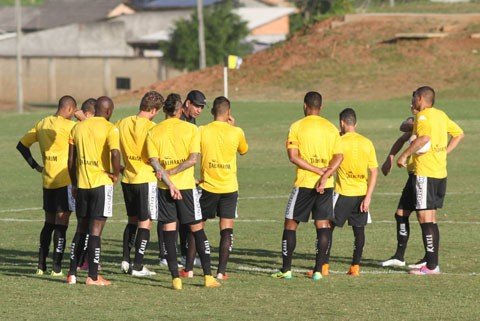 criciuma-faz-a-sua-primeira-partida-em-casa-1 O técnico Moacir Junior comandou o último treino do Tigre ontem, antes da partida desta noite pela segunda rodada do Brasileirão - Fernando Ribeira/Criciúma. E.C/ Divulgação/Notisul Foto: