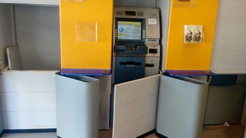 equipamentos-eletronicos-sao-danificados-1 Os bandidos cortaram os fios de comunicação entre os caixas mas não conseguiram retirar nenhum dinheiro da agência - Foto:Divulgação/Notisul