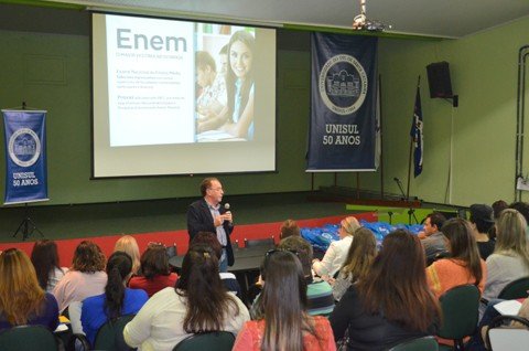 futuros-universitarios-recebem-orientacoes-1 Os tipos de ingressos na Unisul, as bolsas de estudo e o Enem são temas explanados para apontar benefícios e oportunidades