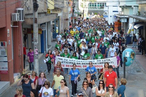 governo-decide-iniciar-negociacoes-1 Aproximadamente 4 mil grevistas participaram ontem de um ato estadualizado na Praça Tancredo Neves, na capital - Foto:Sinte/SC/Divulgação /Notisul
