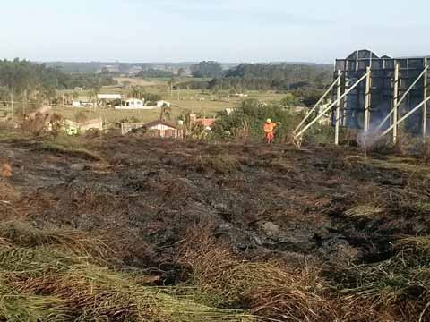 incendio-em-vegetacao-mobiliza-bombeiros-1 Para conter as chamas na vegetação as equipes utilizaram abafadores - Foto:Bombeiros Voluntários de Jaguaruna/Divulgação/Notisul