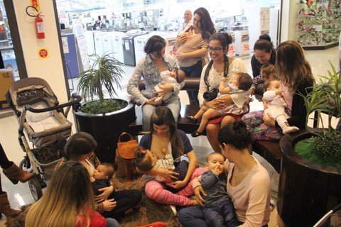 maes-recebem-orientacoes-de-amamentacao-1 Diversas mamães participaram ontem do ‘mamaço’