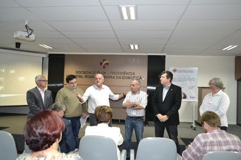mais-de-r-26-milhoes-sao-necessarios-1 O prefeito de Tubarão aproveitou a visita do secretário para entregar o levantamento das obras da UPA 24h - Foto:Prefeitura de Tubarão/Divulgação/Notisul
