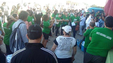 manifestacoes-continuam-1 Ontem, mais de 200 professores participaram de um ato pacífico em Laguna contra as medidas do governo - Foto:Sinte Laguna/Divulgação/Notisul