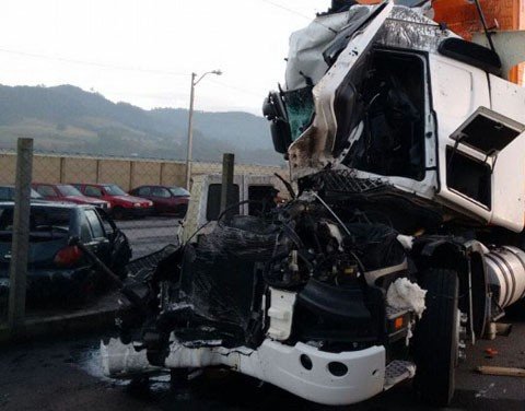 motorista-fica-ferido-em-colisao-1 O condutor do caminhão que trafegava na BR-101 ficou preso às ferragens - Foto:Bombeiros Voluntários de Jaguaruna/Divulgação/Notisul
