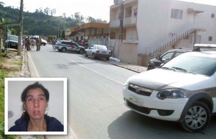 mulher-e-assassinada-a-tiros-1 Por volta das 14 horas deste sábado, os moradores do bairro Fábio Silva se assustaram com os tiros. Claudia foi atingida por vários projeteis. Foto: Portal Amurel/Divulgação/Notisul.