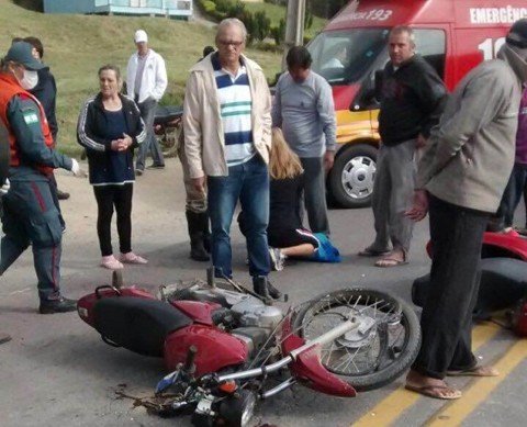 mulher-fica-em-estado-grave-apos-colisao-1 Uma mulher ficou gravemente ferida após duas motocicletas colidirem - Foto:Stéphanie Piava