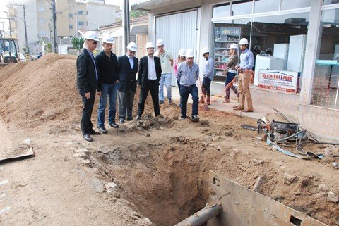 obras-sao-vistoriadas-por-agencia-francesa-1 A equipe da Itajuí, empresa responsável pela obra, e o prefeito Ademir Matos foram vistoriar as frentes de trabalho com a agência francesa - Foto:Georgia Acordi/Prefeitura de Braço do Norte/Divulgação/Notisul