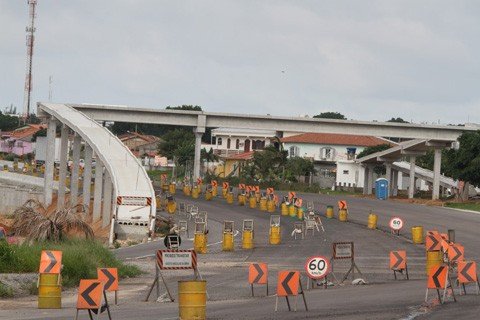 passarela-tem-plataforma-construida-1 A passarela vai ligar os bordos de pista e oferecer a travessia segura para pedestres e ciclistas - Foto:Prefeitura de Laguna/Divulgação/Notisul