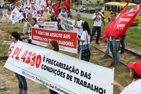 protesto-ocorre-mesmo-com-liminar-contra-1 Com faixas, cartazes e um caixão com fotos de deputados, os manifestantes seguiram pela ponte - Elvis Palma/Divulgação/NotisulFoto: