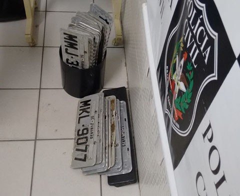 quarenta-placas-foram-encontradas-1 Os policias solicitam que os proprietários se apresentem na CPP com a documentação para a retirada das placas - Foto:Polícia Civil de Tubarão/Divulgação/Notisul