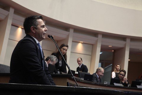 seguraanca-sera-discutida-1 O deputado estadual Luiz Fernando Vampiro (PMDB) é o presidente da Frente Parlamentar de Transporte Coletivo Intermunicipal - Foto:Filipe Casagrande/Divulgação/Notisul