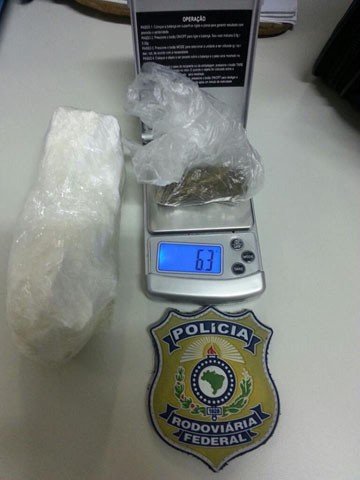 seis-pessoas-sao-detidas-por-trafico-de-drogas-1 O que mais chamou a atenção dos policiais rodoviários foi o casal que transportava a cocaína com o bebê de 5 meses dentro do carro - Foto:PRF de Tubarão/Divulgação/Notisul