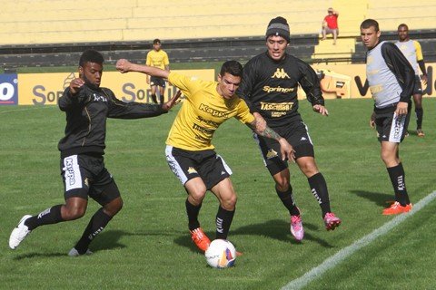 tigre-segue-em-busca-da-segunda-vitoria-1 Rodrigo Andrade tenta escapar da marcação no treino desta sexta-feira no Estádio Heriberto Hülse - Foto:Fernando Ribeiro/ Criciúma.E.C/ Divulgação/Notisul