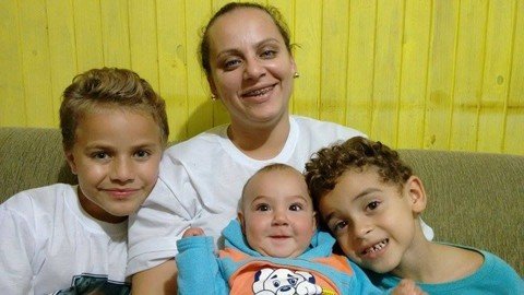 tratamento-de-higor-e-garantido-1 Diana, mãe de Higor (C), comemora junto aos filhos a vitória conquistada - Foto:Arquivo de família/Divulgação/Notisul