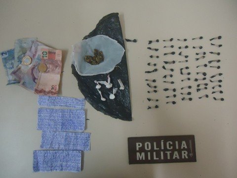 tres-homens-sao-flagrados-1 A embalagem com as drogas estava debaixo de uma pedra - Foto:Polícia Militar de Tubarão/Divulgação/Notisul