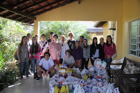 universitarios-fazem-doacoes-a-casa-de-repouso-1