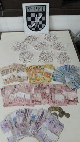 1-687-pedras-de-crack-sao-apreendidas-1 As 824 pedras de crack estavam embaladas individualmente para a comercialização - Foto:Polícia Militar de Tubarão/Divulgação/Notisul
