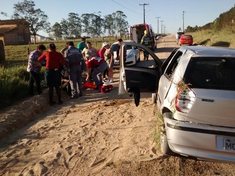 168-atendimentos-sao-realizados-1 Os socorristas atenderam ontem à tarde uma motorista que capotou na Estrada de Água Boa - Foto:Bombeiros Voluntários/Divulgação/Notisul