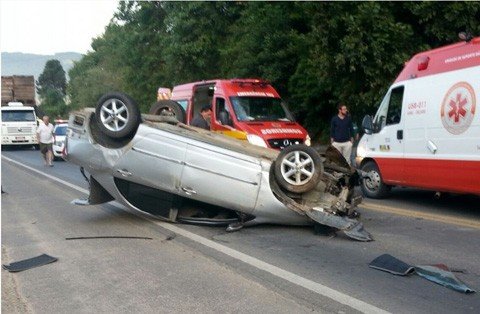 adolescente-capota-carro-e-jovem-fica-ferida-1 No carro, com placas de São Ludgero, estava uma adolescente de 17 anos que caiu fora do veículo - Foto:Portal Sul in Foco/Divulgação/Notisul