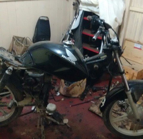 adolescente-e-apreendido-e-vai-para-casep-1 Um desmanche foi encontrado após investigações realizadas para descobrir os locais de receptação de motocicletas furtadas por adolescentes - Foto: Polícia Militar de Laguna/Divulgação/Notisul