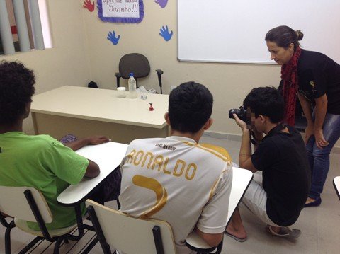 adolescentes-aprendem-tecnicas-fotograficas-1 As aulas são divididas em teóricas e práticas, com orientações de manuseio dos equipamentos fotográficos - Foto:ONG Multiplicando Talentos/Divulgação/Notisul