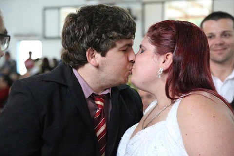 amor-de-70-casais-e-celebrado-1 Bruna Melo fez questão de vestir-se de noiva para realizar seu sonho - Foto:Cláudio Lima/Prefeitura de Imbituba/Divulgação/Notisul