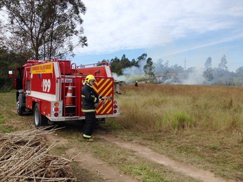 area-de-vegetacao-e-atingida-pelo-fogo-1 Foto: Bombeiros voluntários de Jaguaruna/Divulgação/Notisul.