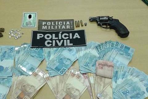 assaltantes-de-uma-ceramica-sao-presos-1 Os policiais encontraram um revólver com três munições intactas, a quantia de R$ 10.050,00, 27 pedras de crack e dois torrões de maconha - Foto:Polícia Militar/Divulgação/Notisul