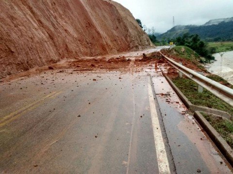 chuva-forte-provoca-novo-deslizamento-1 Em 19 dias, esta é a terceira vez que a rodovia fica interditada. - Foto: Sul In Foco/Divulgação/Notisul.
