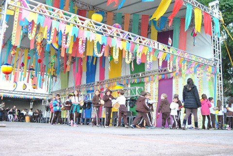 colegio-arrecada-fundos-para-entidades-1 As tradicionais quadrilhas fazem parte da programação, que foi dividida em duas partes - Foto:Colégio Dehon/Divulgação/Notisul