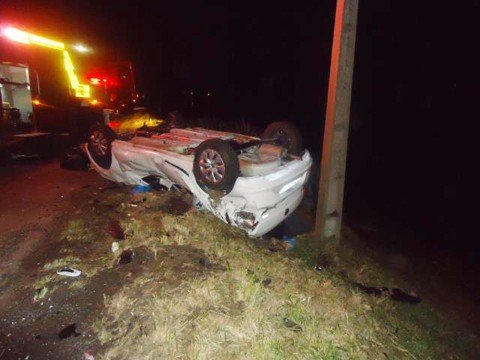 colisoes-e-capotamento-resultam-em-duas-mortes-1 Com o forte impacto das colisões, o automóvel capotou. Foto: Corpo de Bombeiros Militar de Laguna/Divulgação/Notisul.